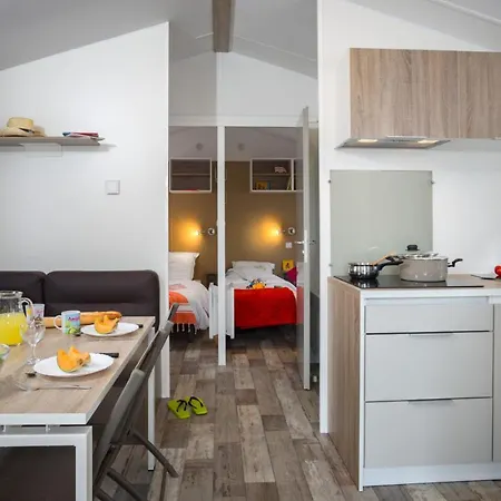 Les Peupliers مكان تخييم