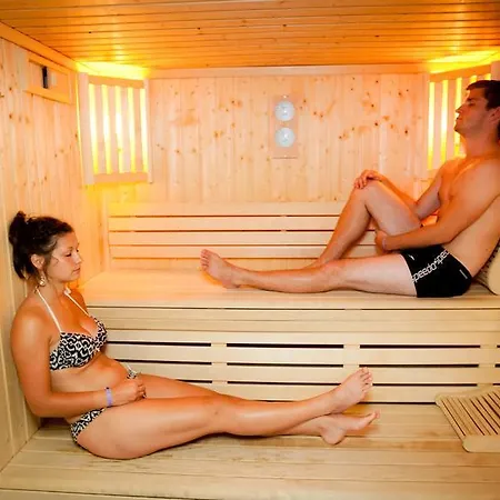 Les Peupliers مكان تخييم 4*