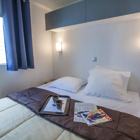 Les Peupliers مكان تخييم 4*