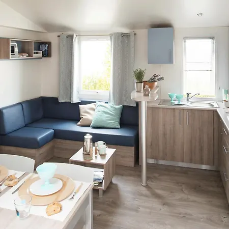 Les Peupliers مكان تخييم 4*