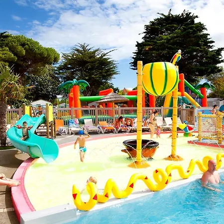 Les Peupliers مكان تخييم